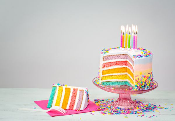کیک تولد رنگارنگ با اسپرینکلز