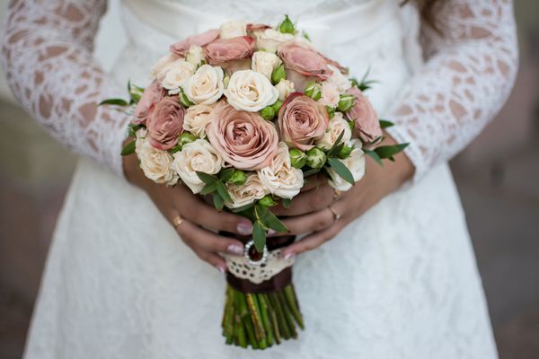 دسته گل عروس در رنگ های ظریف صورتی و بژ