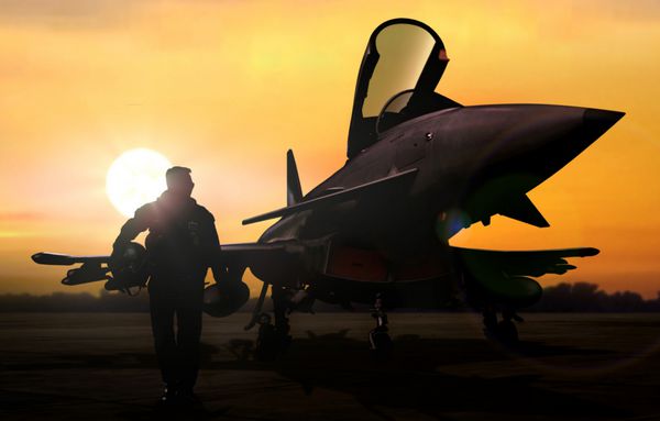 خلبان نظامی و هواپیما در فرودگاه در آماده باش ماموریت