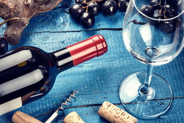 تنظیم با بطری شراب قرمز انگور و چوب پنبه فهرست شراب