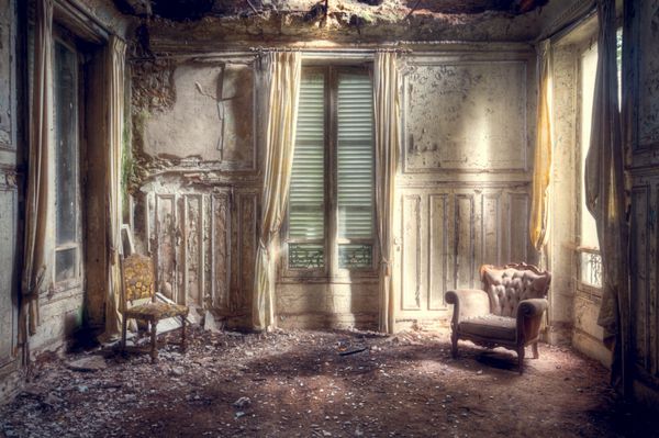 اتاق در Decay با صندلی های قدیمی