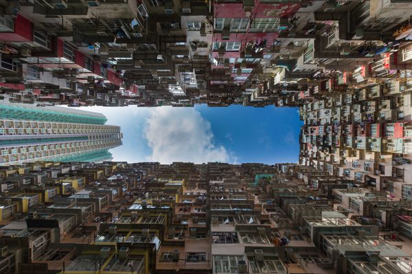 ساختمان مسکونی آپارتمانی شلوغ در مرکز شهر هنگ کنگ