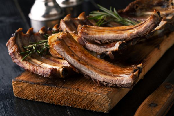 دنده گوشت خوک کبابی با گیاهان ادویه جات ترشی جات و رزماری