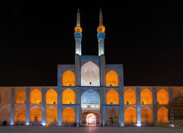 نمای مسجد نورانی امیر چخماق در شب در یزد ایران
