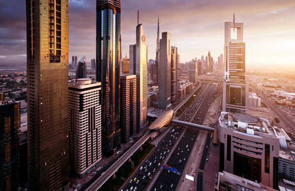 خط افق دبی در زمان غروب آفتاب امارات متحده عربی