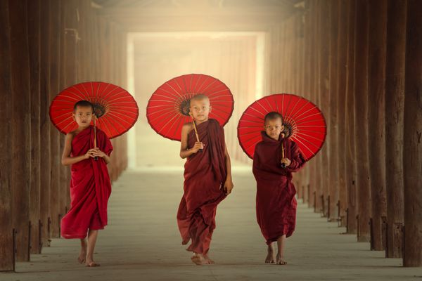 برمه ای سه راهب تازه کار در حال پیاده روی