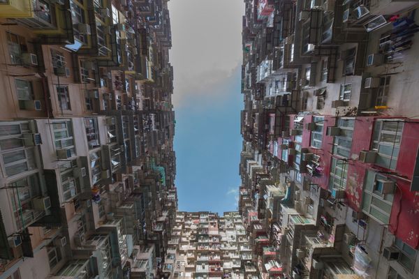 آپارتمان شهر هنگ کنگ از نمای پایین با پس زمینه آسمان آبی