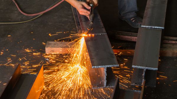 برش فلز برش فولاد با مشعل استیلن کارگر صنعتی در منطقه تولید