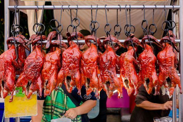 غذاهای توصیه شده در تایلند بسیاری از اردک بریان شده خوشمزه برای فروش آویزان شده است