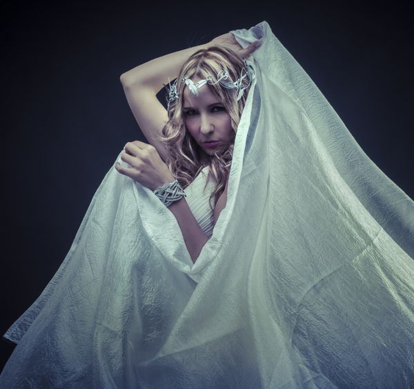 باکره یونانی باکره زن بلوند زیبا با لباس ابریشمی سفید i