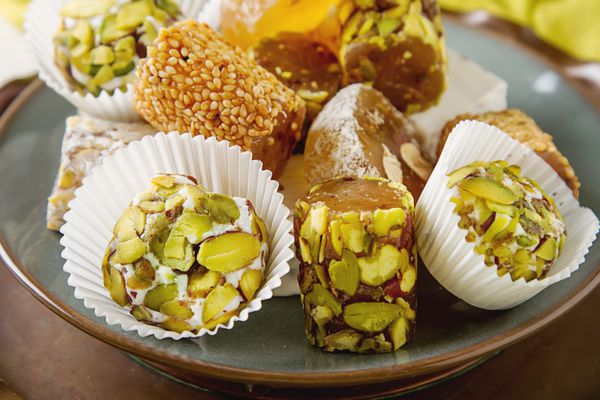 شیرینی شرقی شیرینی ترکی با پسته در گلدان اف