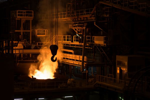 کارخانه متالورژی فلز مایع در ظرف قلاب جرثقیل بزرگ