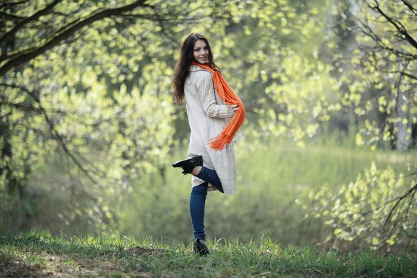 دختر جوان با روسری نارنجی در پیاده روی در پارک