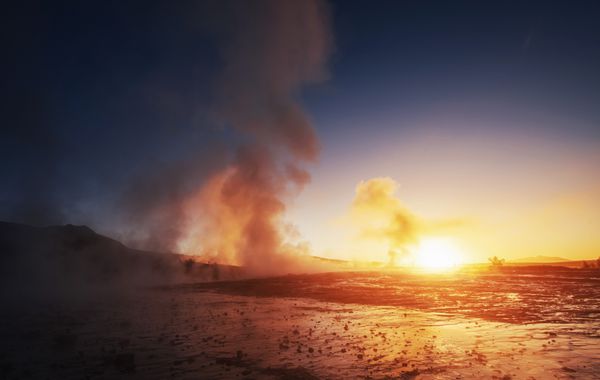 غروب خارق العاده فوران آبفشان Strokkur در ایسلند