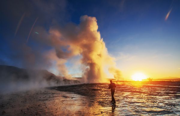 غروب خارق العاده فوران آبفشان Strokkur در ایسلند