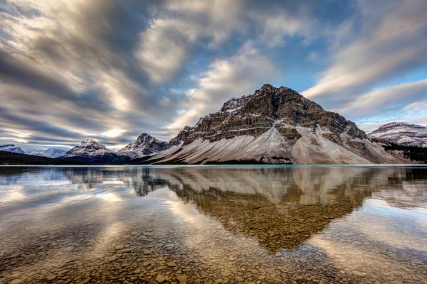 Bow Lake Reflection با کوه پای کلاغه و آسمانی خنک واقع در پارک وی بسیار دیدنی Icefield بین دریاچه لوئیز و شهر Jasper در Banff National آلبرتا کانادا