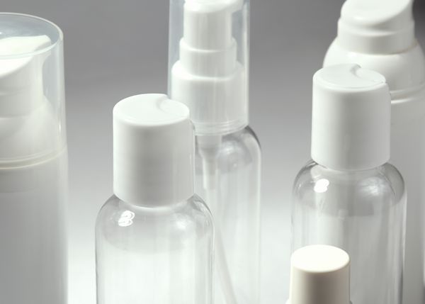 بطری های سفید آرایشی در زمینه سفید مجموعه بطری های سلامتی آبگرم و مراقبت از بدن درمان زیبایی