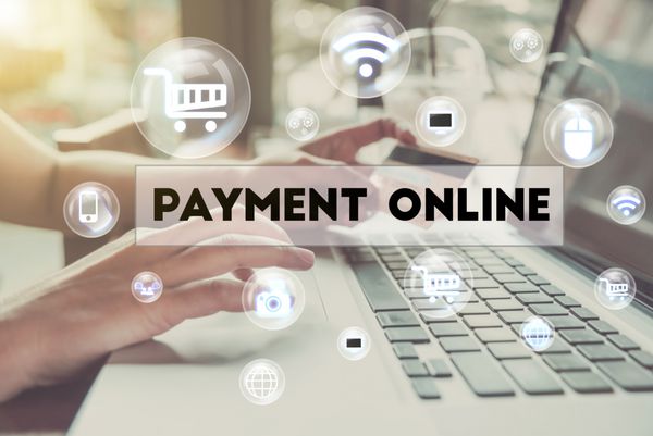 کارت اعتباری دست تجاری با رایانه و word پرداخت آنلاین می تواند برای ارائه صفحه جلد و بنر وب استفاده شود مفهوم فناوری اینترنت تجارت الکترونیک