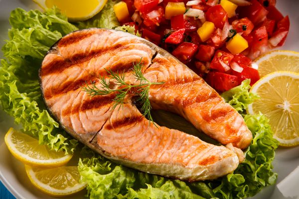 ماهی قزل آلا و سبزیجات کبابی