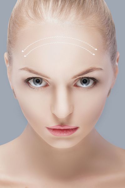پرتره اسپا از زن جذاب با فلش روی صورت مفهوم لیفت صورت درمان جراحی پلاستیک پزشکی