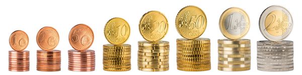 ردیف کامل از سکه های یورو پشته پانوراما ردیف جدا شده در پس زمینه سفید