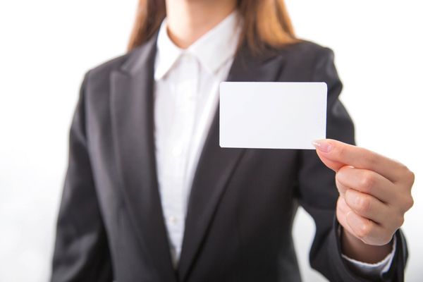 زن تجاری که کارت ویزیت سفید را در دست دارد