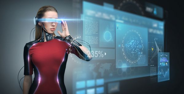 زن با عینک واقعیت مجازی و ریزتراشه