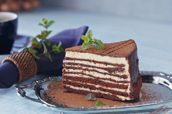 تکه ای از کیک شکلاتی خوشمزه در بشقاب نقره ای