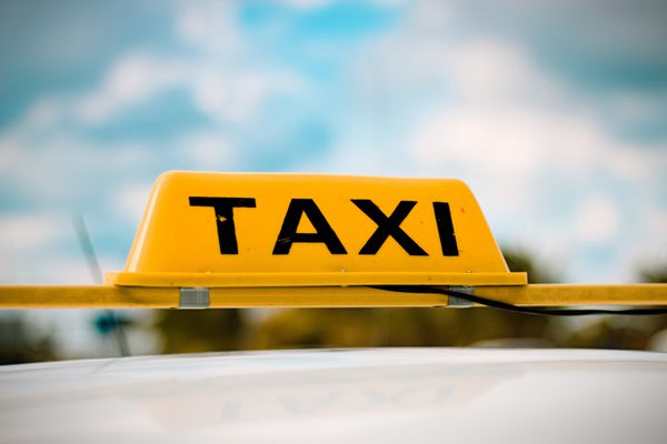 تابلوی تاکسی با پس زمینه تار