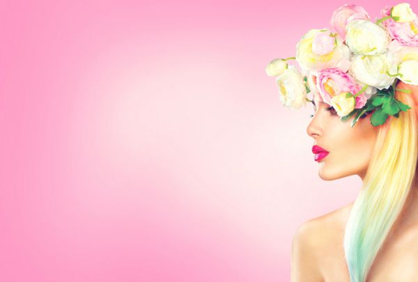 دختر مدل تابستانی زیبا با مدل موی گل شکوفه