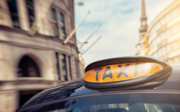 تابلوی تاکسی سیاه لندن در خیابان انگلستان
