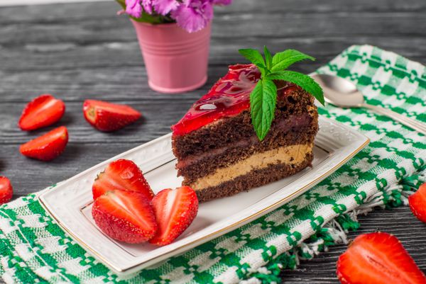 کیک شکلاتی خوشمزه با انواع توت ها روی میز از نزدیک کیک شکلاتی شکلات