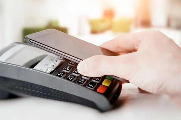 پرداخت موبایلی با تلفن هوشمند پرداخت NFC مفهوم کارت اعتباری تلفن ارتباط میدانی نزدیک