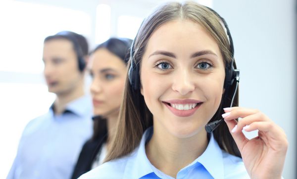 پرتره کارگر مرکز تماس همراه با تیمش اپراتور خندان پشتیبانی مشتری در محل کار