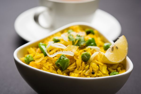 غذای صبحانه هندی پوها همچنین به عنوان پوه یا Aalu poha شناخته می شود که از برنج کوبیده یا برنج پهن شده تشکیل شده است تکه های برنج در روغن با خردل فلفل پیاز برگ کاری و زردچوبه کمی سرخ می شوند