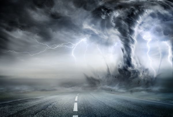 گردباد قدرتمند در جاده در منظره طوفانی