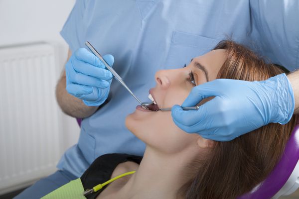 بیمار زن تحت درمان دندانپزشکی