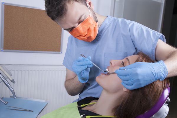 بیمار زن تحت درمان دندانپزشکی