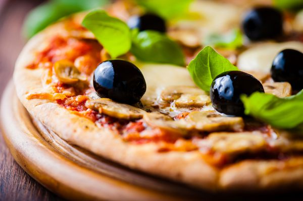 پیتزا با قارچ و زیتون