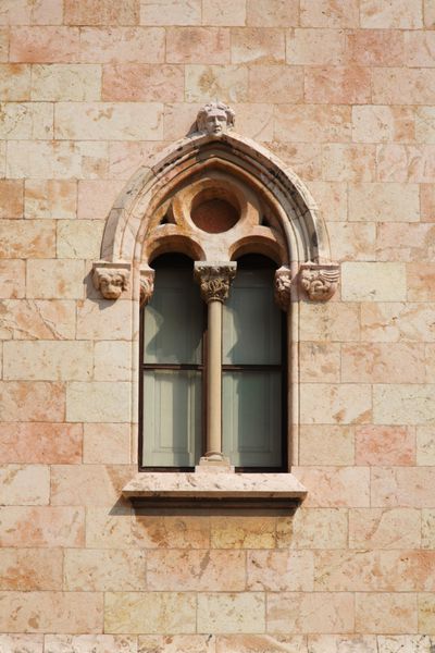 پنجره قلعه روی دیوار