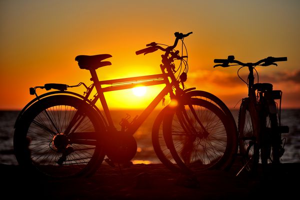 Biciclette al tramonto in spiaggia - Sardegna
