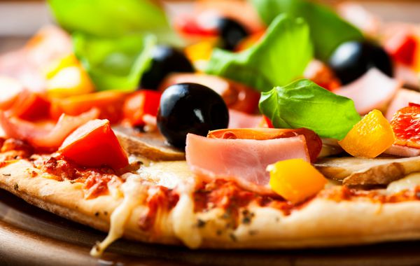 پیتزا از نزدیک با ژامبون و سبزیجات