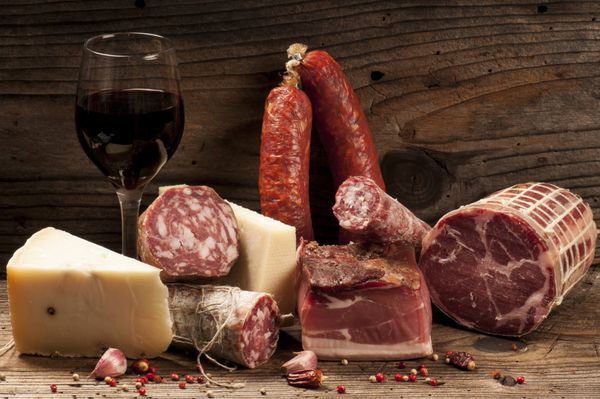 salumi formaggi e vino rosso