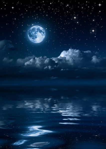 ماه و ابر در شب روی دریا