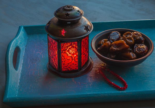 طبیعت بی جان چراغ و خرما رمضان