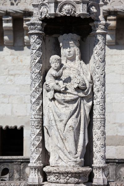 مجسمه سنت مریم و کودک در برج بلم در پرتغال