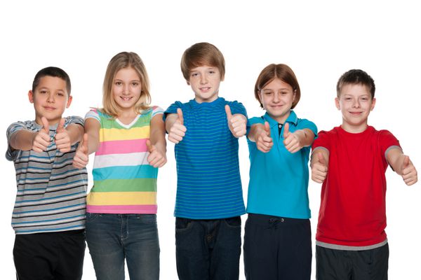 کودکان شاد انگشت شست خود را بالا می گیرند