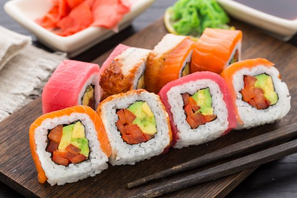 رول سوشی رنگین کمانی با ماهی قزل آلا ماهی تن و مارماهی