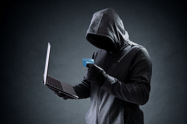 هکر رایانه با کارت اعتباری داده ها را از لپ تاپ می دزدد