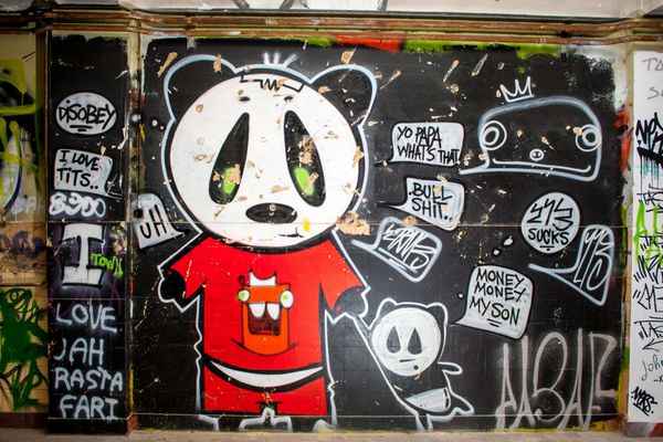 نقاشی گرافیتی در یک ساختمان متروکه کارخانه